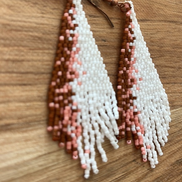White and peach beaded earrings - Picture 2 of 3